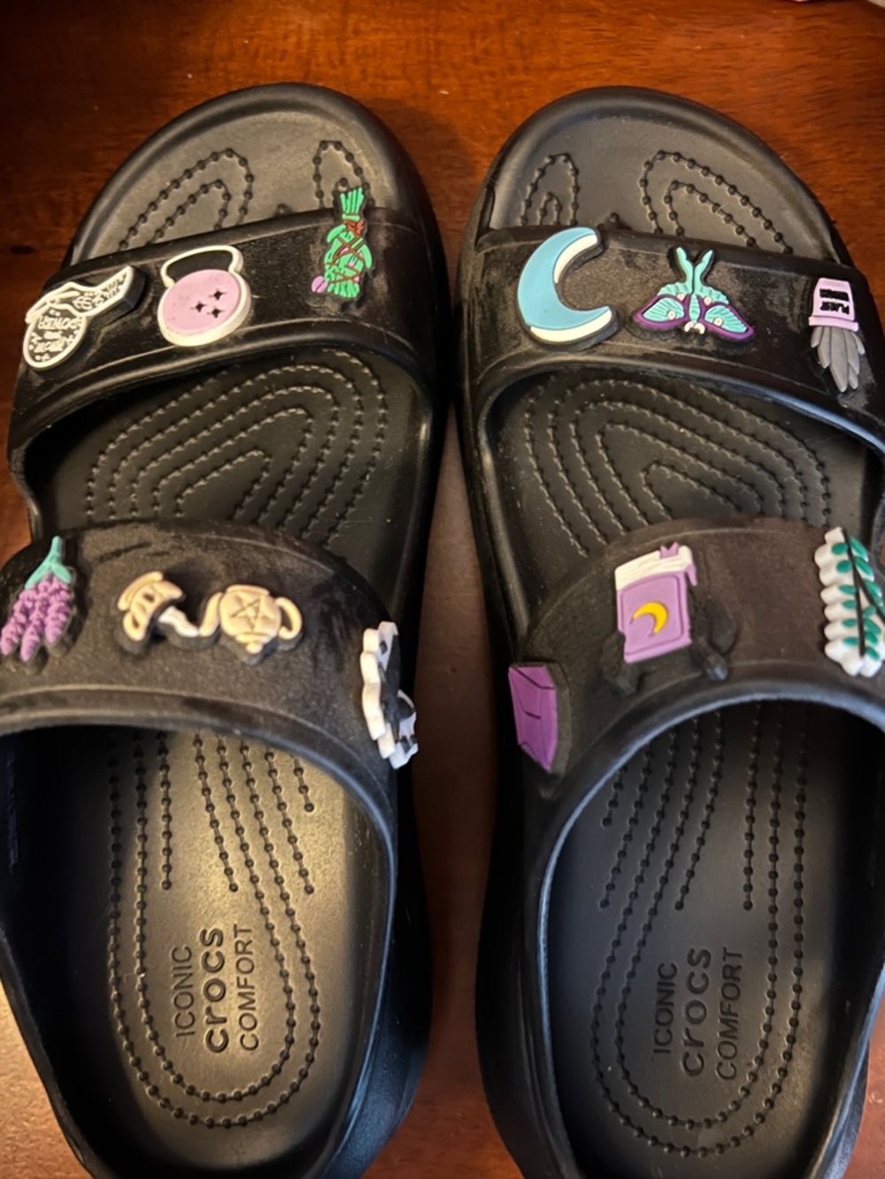 Crocs Unisex Adult Classic Crush Sandals in black Women’s 11 plus gothy charms